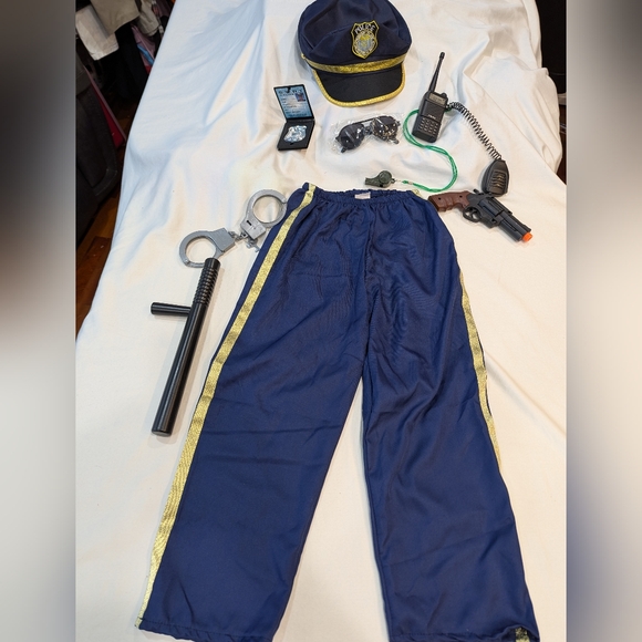 Police Officer Medium (6-8) Costume Set Badge Gun Whistle Halloween Outfit Cop - Picture 1 of 16